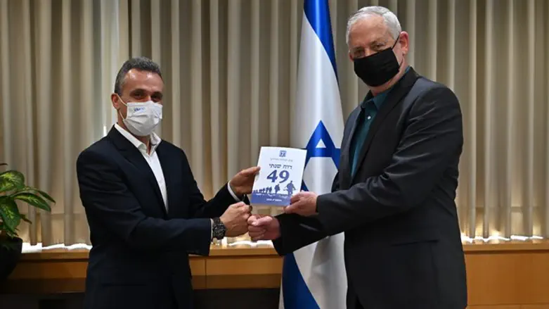 שר הביטחון בני גנץ מקבל את הדוח מאיתן דהן