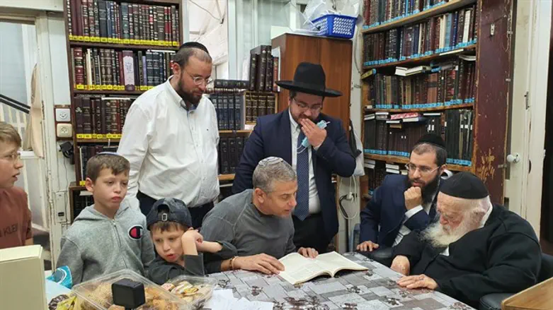 ינון מגל מסיים מסכת אצל הרב חיים קנייבסקי