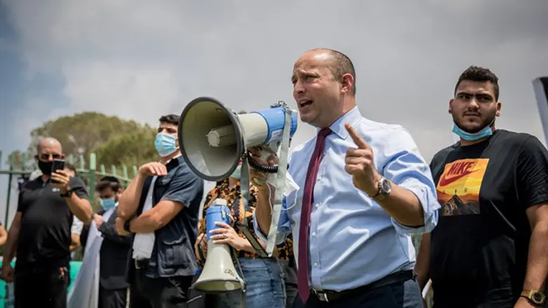 האות ב' מעניקה לו אחיזה סמלית באלקטורט הדתי־לאומי. נפתלי בנט