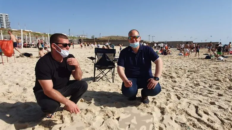 מסיירים בחוף הנפרד בבת ים