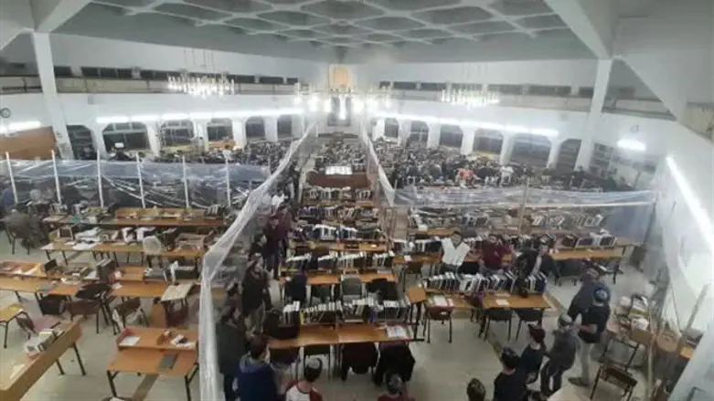 Dancing in "capsules" for Adar