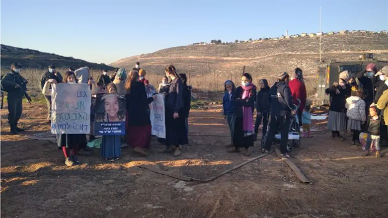 Жители форпоста Куми-Ури. Иллюстрация