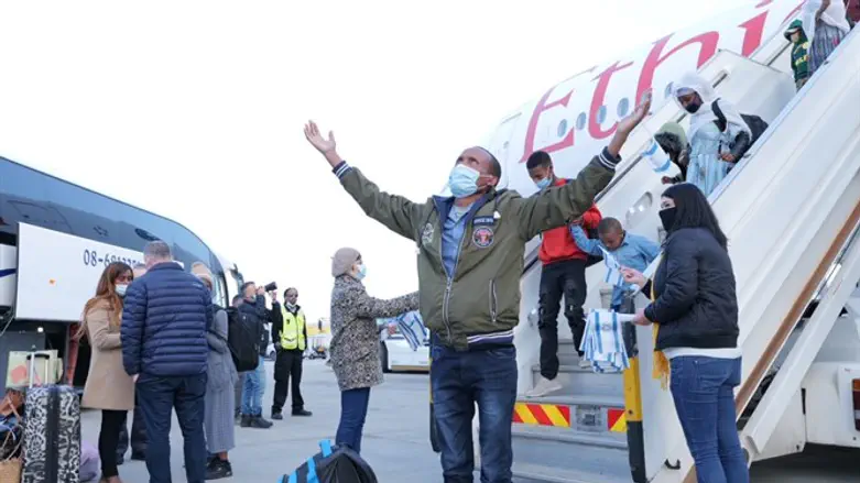 Olim arrive at Ben Gurion airport