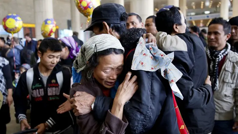 Olim arrive at Ben Gurion airport
