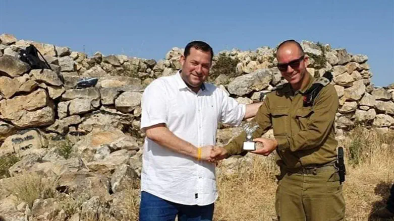 דגן עם מח"ט שומרון במזבח יהושע בן נון