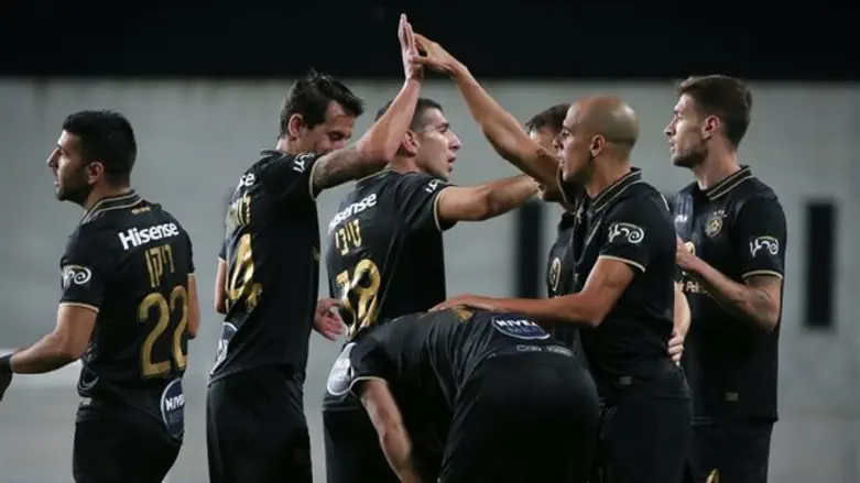 שחקני מכבי חוגגים הערב מקום ראשון