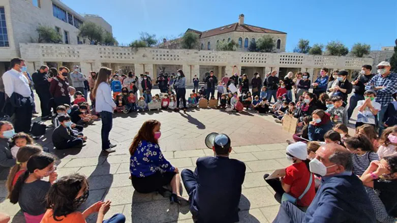 משה ליאון וחגית משה עם הילדים. הבוקר