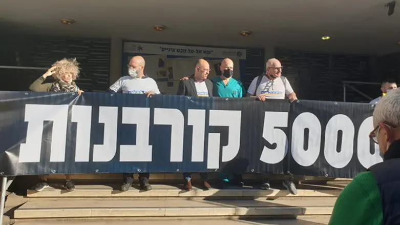 Prof. Zelicha and Prof. Yuval during the demonstration