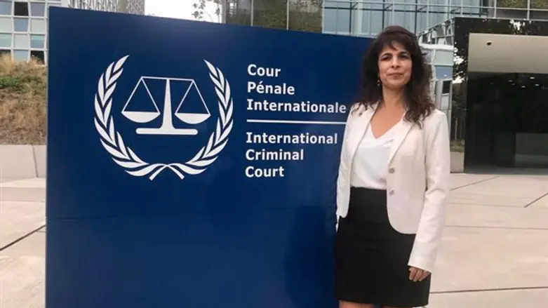 ניצנה דרשן לייטנר בכניסה לבית הדין בהאג