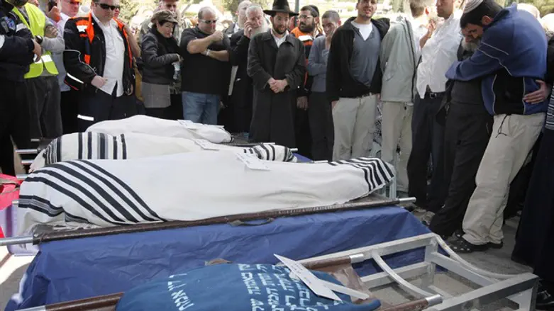 הלווית בני משפחת פוגל