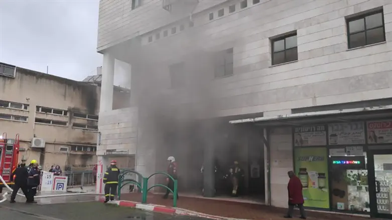 כבאים מטפלים בדליקה בבית האבות בחדרה