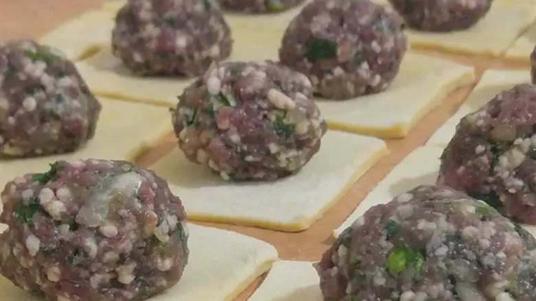 כיסוני בצק במילוי בשר