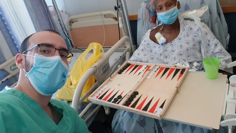 מתנדב מחלקת הרווחה מאיר אודסר והחולה