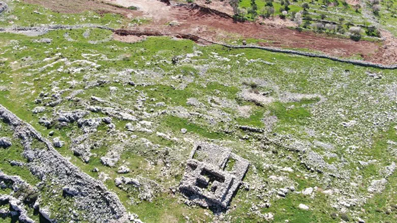 ההריסות ליד מזבח יהושע בהר עיבל (בשטח החום למעלה)