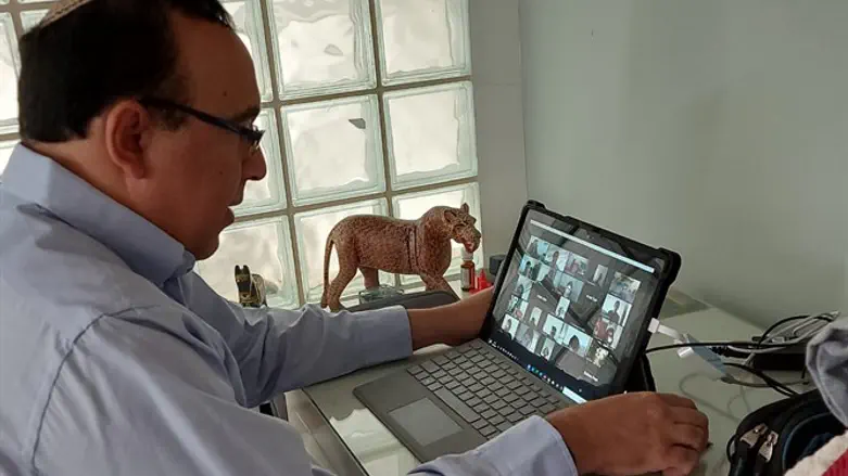 אייל גבאי מעביר שיחה לתלמידים