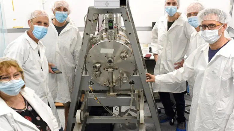 צוות המדענים של אוניברסיטת תל אביב עם הננו לווין