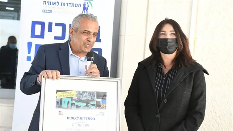 השרה רגב מקבלת את אות ההוקרה