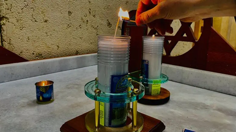 שולחן הנרות במזרח בית הכנסת המרכזי 'מארינה רושצ'ה'