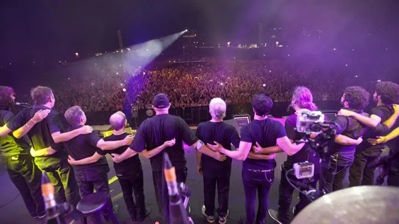 כוורת בהופעה האחרונה