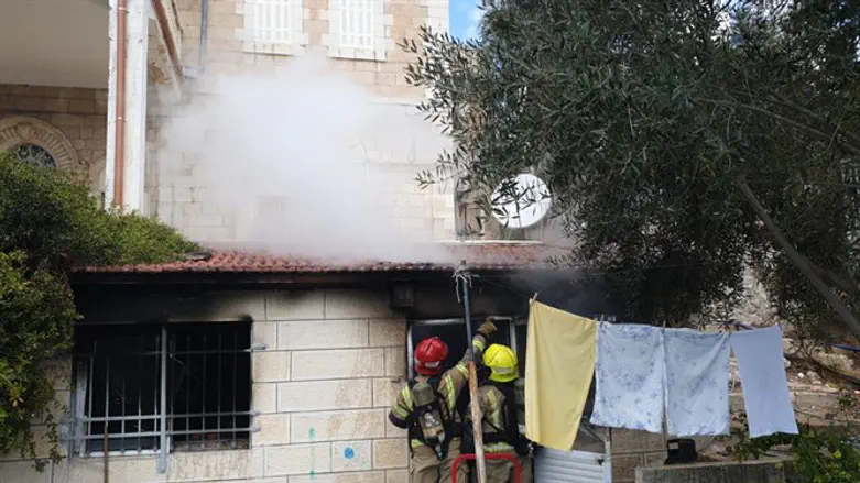 מכבי האש פועלים בזירת השריפה