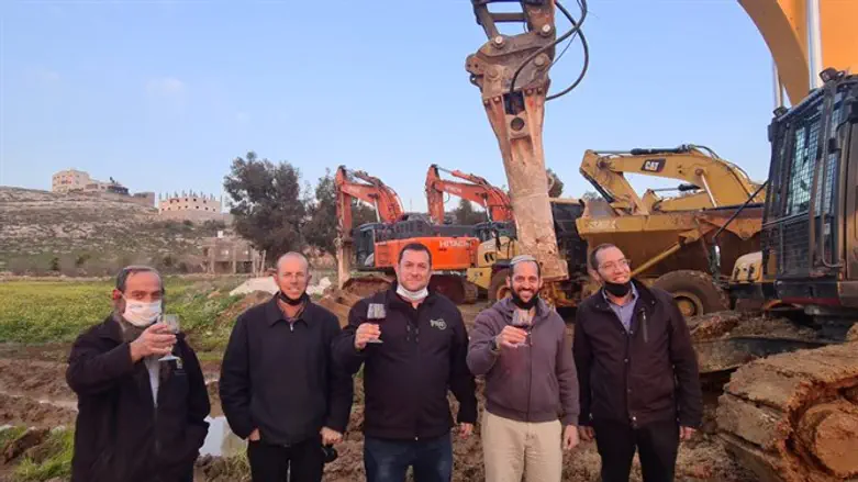 חוגגים את תחילת הסלילה של כביש עוקף חווארה