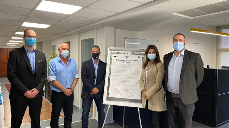 השרה אורלי לוי אבקסיס עם מנכ"ל משרדה ומנהלי חברת SFI