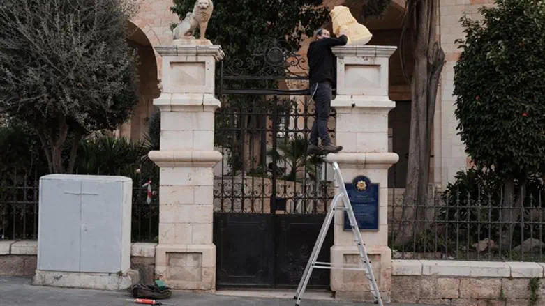 דוכי מציב את האריה 