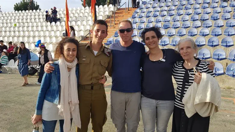 יואב לב עם הוריו