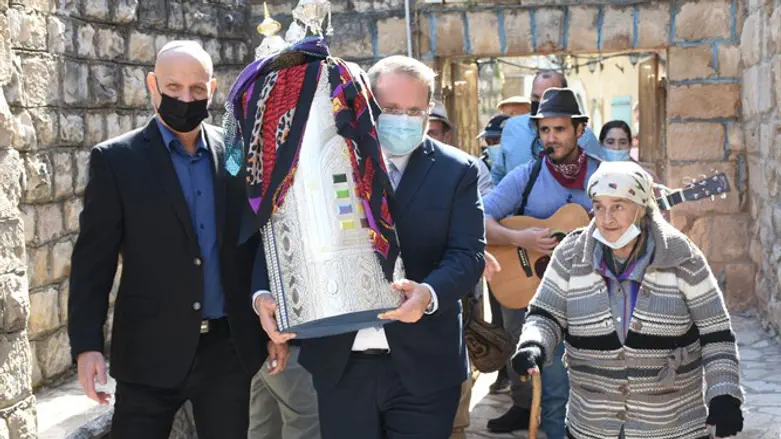 הכנסת ספר התורה