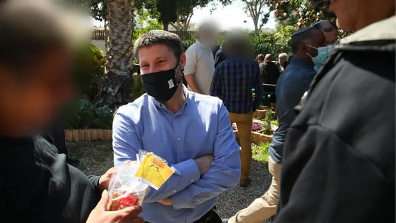 בצלאל סמוטריץ' במהלך חלוקת משלוחי המנות