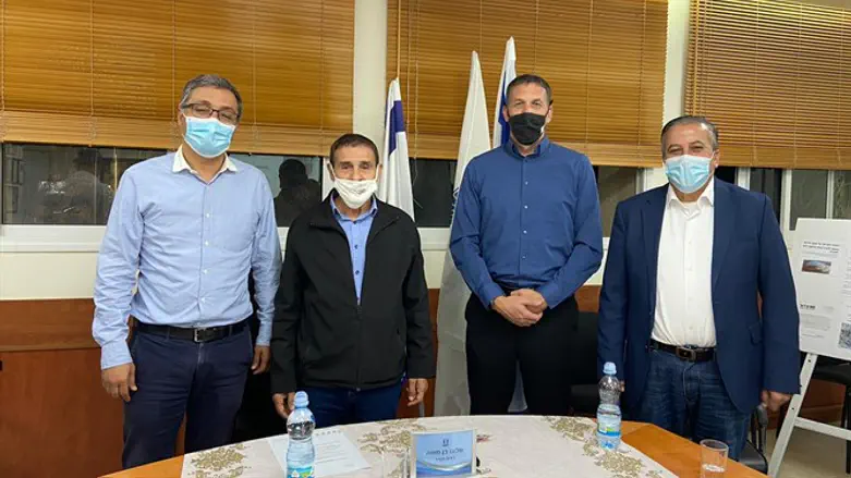 ח"כ כהנא עם ראשי הערים של כפר קאסם וראש העין