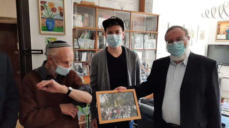 הרב קריגר ונתניהו עם ניצול השואה