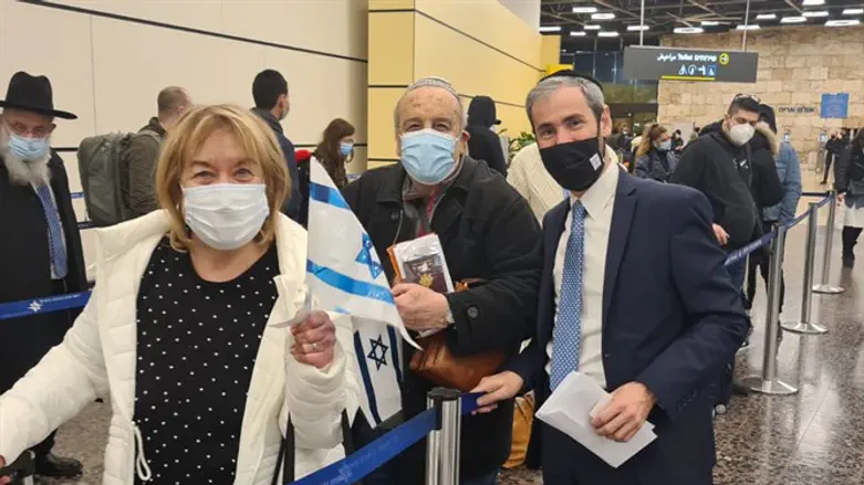 טייב מקבל את פני העןלים