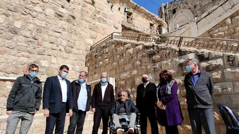 הח"כים בסיור. היום