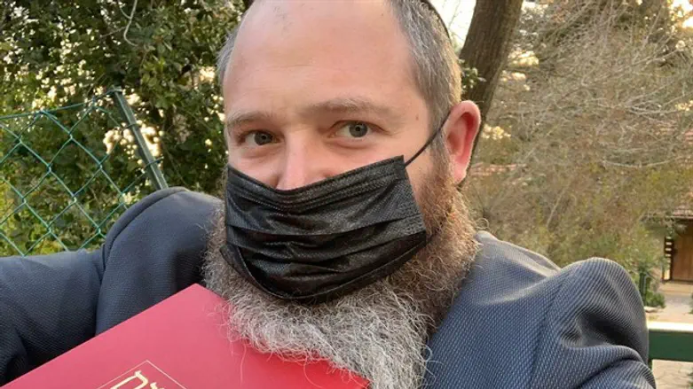 הרב חנוך בפתח דלתה של משפחה 