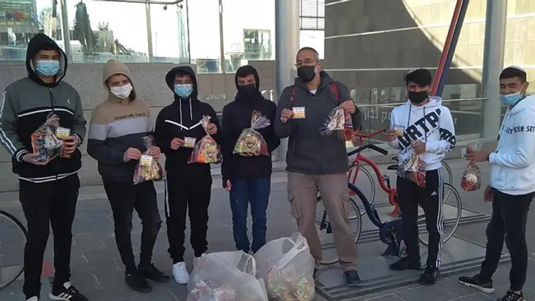 מחלקים משלוחי מנות