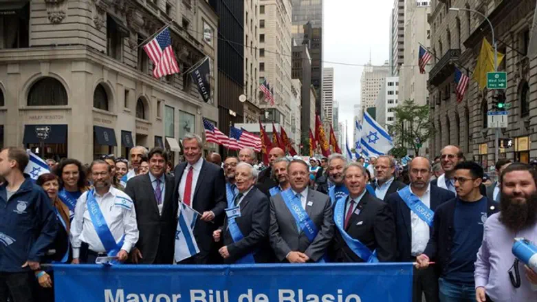 יעקב חגואל עם נציגי הקהילות היהודיות בארה"ב