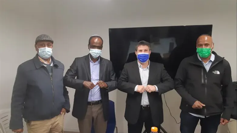 ח"כ סמוטריץ' ואיינאו סנבטו עם נציגי הקהילות