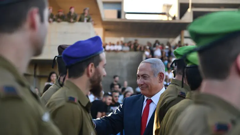 חיילות טובה וזקן הולכים ביחד מצוין. רה"מ נתניהו בטקס סיום קורס קצינים