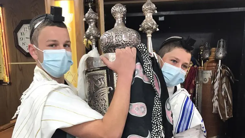 בניו של ברוך מזרחי הי"ד עם ספר תורה שנתרם לזכרו