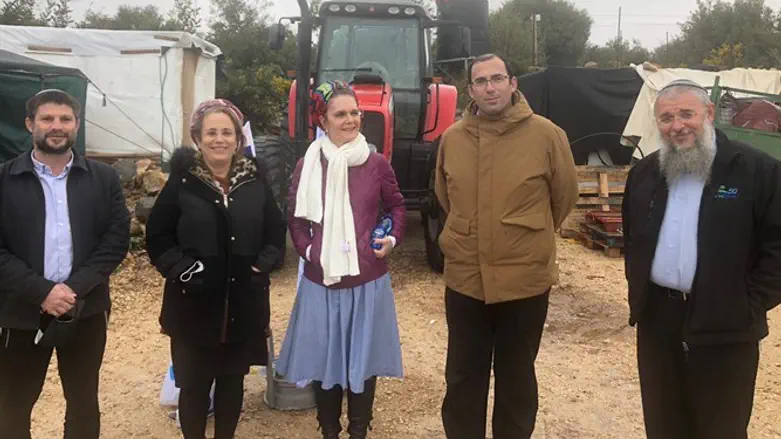 Активисты "Ха-Ционут ха-Датит" в Гуш-Эционе