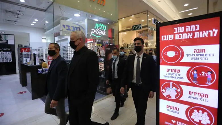 בני גנץ בקניון בפתח תקווה