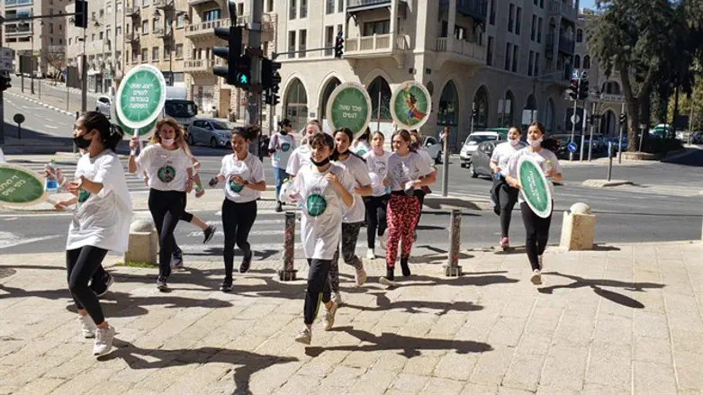 תעבירי את זה הלאה