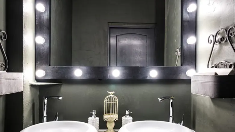 מה מסתתר מאחורי המראה?