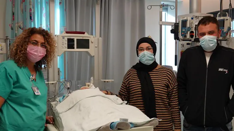 הוריו של עמר עם ורד אחרק-כהן, אחות אחראית במחלקה לטיפול נמרץ ילדים