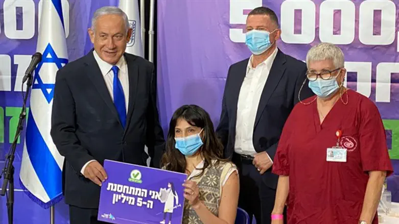 נתניהו ואדלשטיין עם המחוסנת ה-5 מיליון