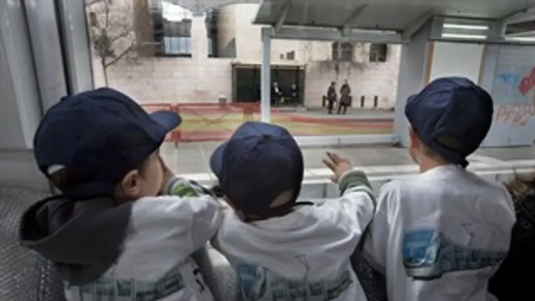 הילדים בנסיעה ברכבת הקלה