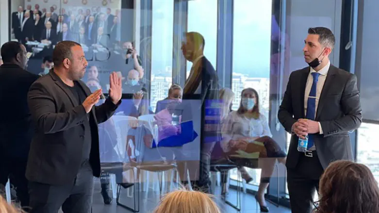 עו"ד לירום סנדה ואביר קארה