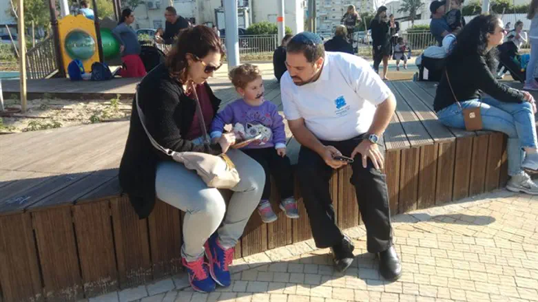 בוגרי בני עקיבא מסיעים לקשישים