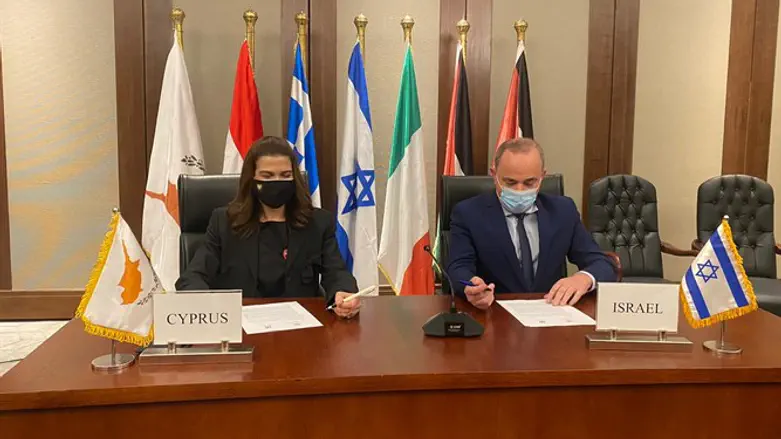 יובל שטייניץ עם שרת האנרגיה בניקוסיה